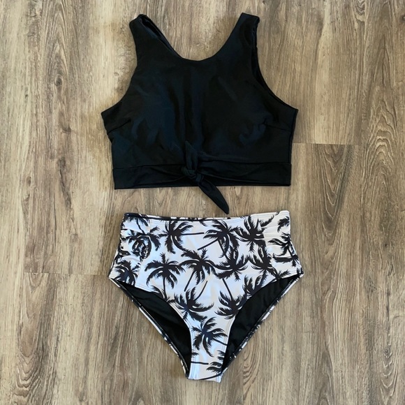 Bikini - Picture 1 of 4